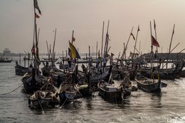 Accra;-Ghana;-Jamestown;-fishing-harbour;-fleet;-pirogue;-masts;-flags;-density;-skyline;-haze;-artisanal-fishing;-fishing-community;-Gulf-of-Guinea;-West-Africa;-historic-district;-documentary-photography;-Kaleidos;-Kaleidos-images;-La-parole-à-limage;-Stories-Pictures;-Tarek-Charara